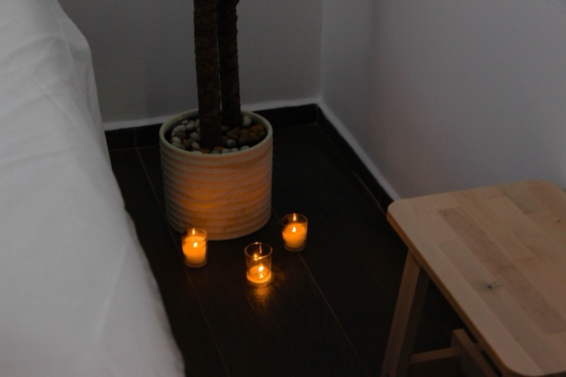 Rincón de la cabina con velas encendidas