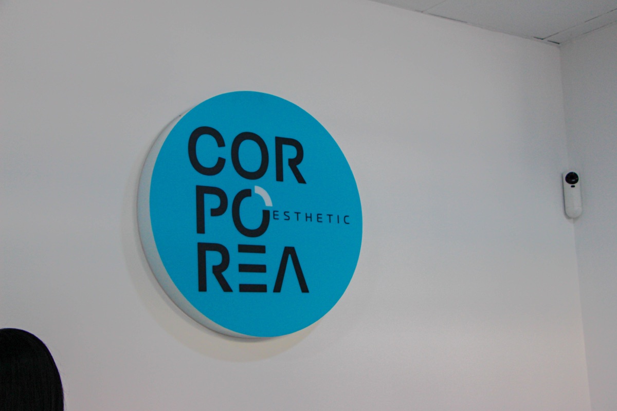 Logo de Corporea en la pared del centro